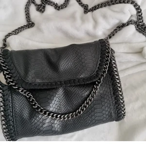 Axelremsväska  - Stella Mc dupe stella mccartney liknande väska inköpt för flera år sen men aldrig använd så i super fint skick.