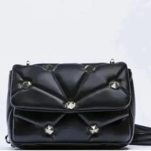 Zara väska svart - Super fin väska från zara i bra skick. Använde den när den var trendig men sedan dess har den bara legat❤️