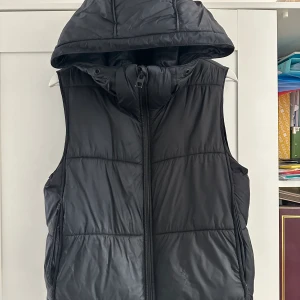 Väst  - Svart väst från Zara i storlek small. Ena fickans dragkedjan är sönder men annars i bra skick. Säljer pågrund av att den inte används. Köparen står för frakten! 