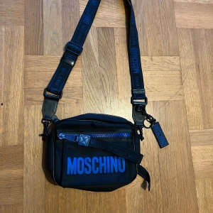 Moschino väska (Unisex) - Moschino väska. Nyskick.  Nypris 6499kr.