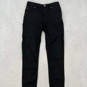 Jättesnygga jeans med skinn/lädereffekt från Tiger of Sweden 25/32 Skinny fit Sparsamt använda, fint skick