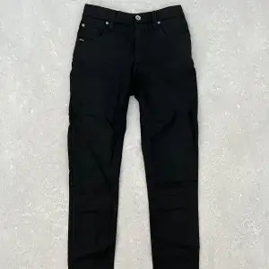 Jättesnygga jeans med skinn/lädereffekt från Tiger of Sweden 25/32 Skinny fit Sparsamt använda, fint skick
