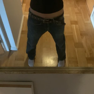 Levis jeans - Ett par slitna lewisjeans, de är slitet på ena bakfickan av en snusdosa o lite hål var o där men riktigt snygga ändå. Säljer för de it kommer till användning o d e något för korta på mig som e 173 Mått: 43cm midjemått 75cm innerbensmått Skriv om intr