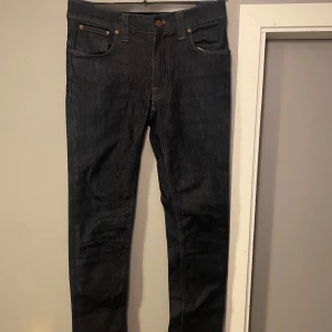 Nudie jeans - Säljer nu dessa nudie jeans då dom inte var riktigt rätt storlek. Är tyverr märke från snusdosa samt plånbok på bakfickorna, därav priset. Om du har några frågor eller funderingar så är det bara att höra av sig   W29 L32  Kolla gärna min profil 
