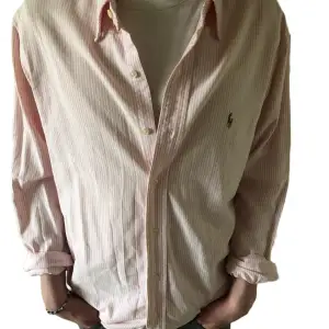 Säljer denna Ralph Lauren skjortan i storlek S. Modellen är 178 och väger 63. Skick 9/10. Perfekt skjorta inför sommaren och under sommaren. Kontakta vid minsta lilla fråga.