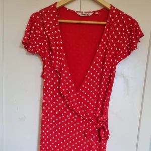 Prickig sommar klänning  - Som som ny ut.