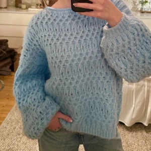 Ljusblå stickad tröja  - Såå mysig och fin stickad tröja med lite båtkrage🩵 Använd Max 3 gånger, har vanligtvis storlek S så denna sitter lite oversized vilket är jättenajs!