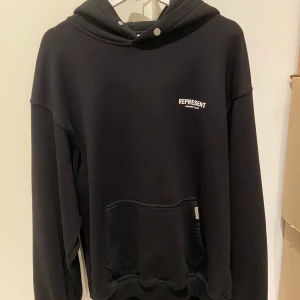 Represent hoodie - Säljer då den helt enkelt inte används längre . Inga defekter på hoodien utan väldigt bra skick.