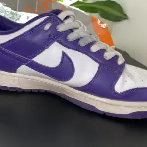 Lila Nike dunks i storlek 42. De är i använt skick men har inga skador