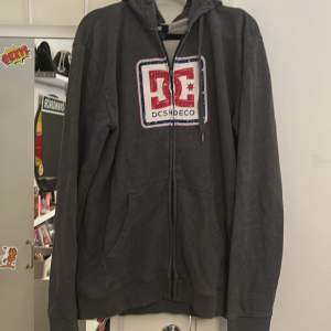 Fett laidback hoodie från dc, köpt i USA och säljer pga jag har bytt stil  Finns liknade plagg i min profil🫶🏻