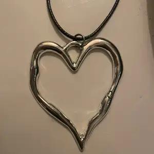 Nytt stort hjärt halsband 