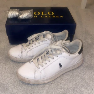 Ralph lauren skor - Fina skor från ralph lauren, lite slitna men kosta runt 1300kr i nypris. Fråga om ni vill ha fler bilder. Nya skosnören tillkommer och lådan tillkommer även. Storlek 39 men passar nog 38,5 med.