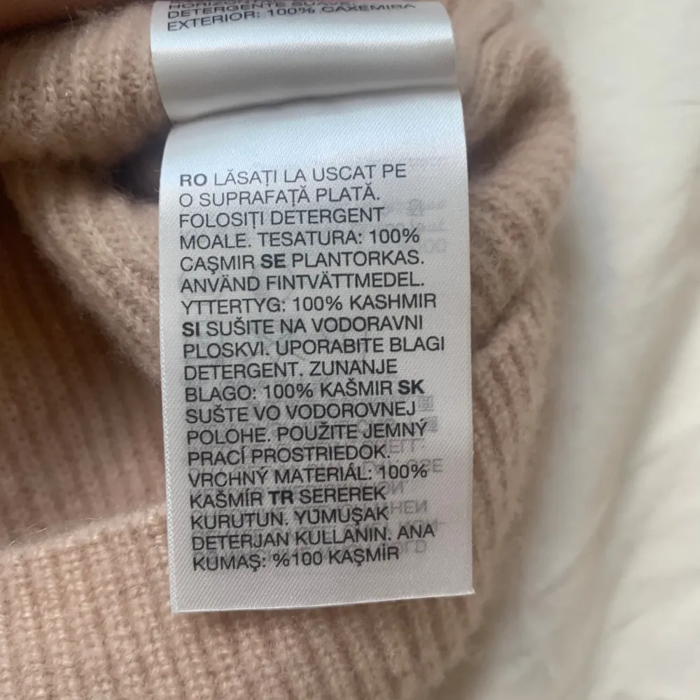 Jättefin beige stickad tröja från & Other Stories med vida ärmar och den är i 100% kashmir. Bara använd en gång. Stickat.