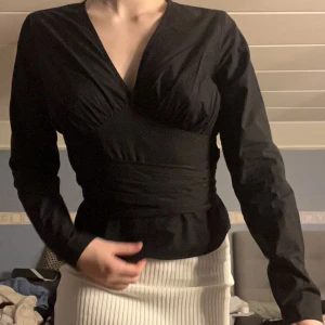 topp med rosett - super fin tröja som man kan knyta som man vill🖤från na-kd i storlek 34🖤