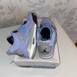 Jordan 4 University Blue  - Fräscha använda fåtal gånger  Storlek 43 passar även för 42  Pris går även att diskuteras.