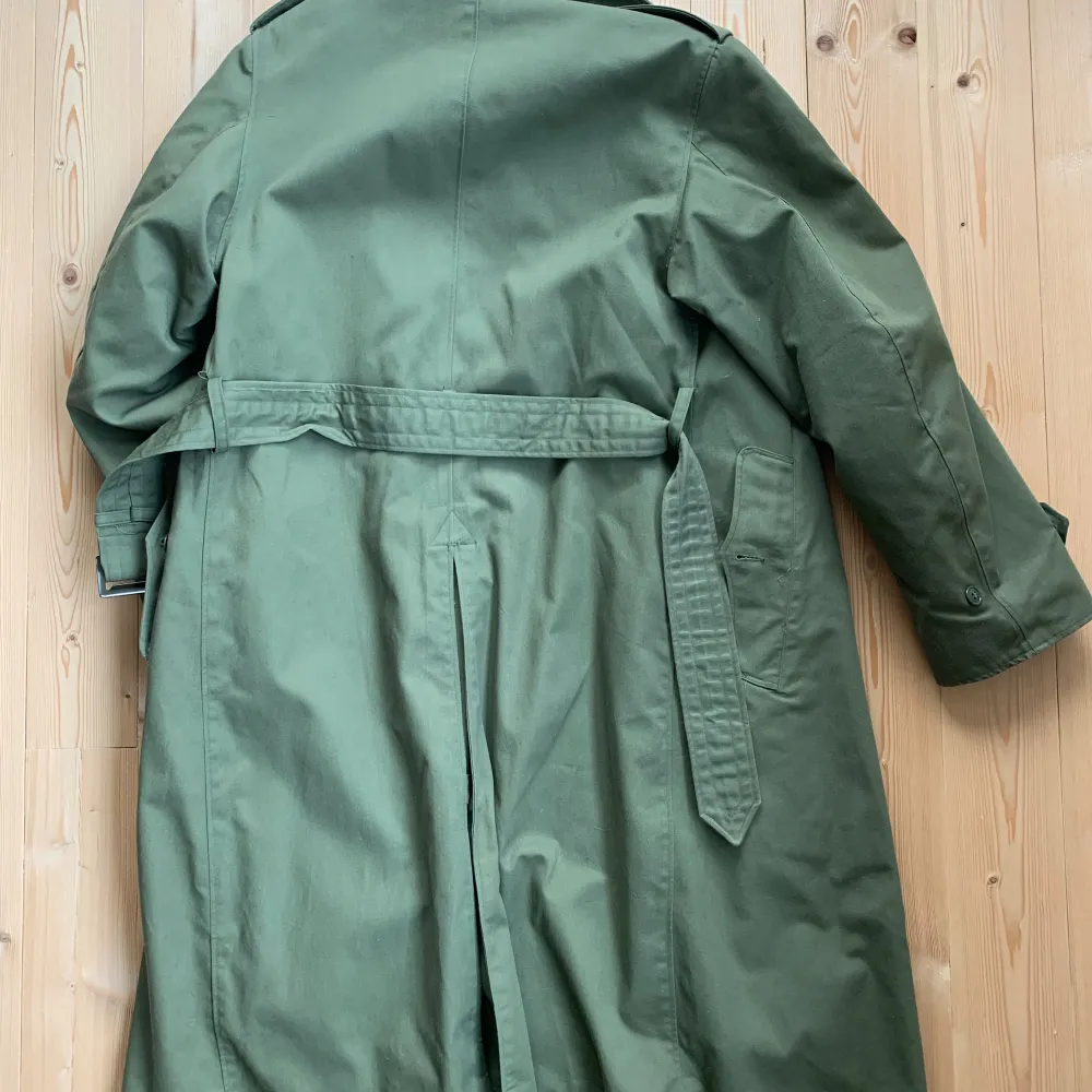 Härlig vintage amerikansk militärrock med avtagbart foder i fint skick.   Storlek small regular men ganska rymlig ändå, typ tajt medium.   8405-261-6592. Jackor.