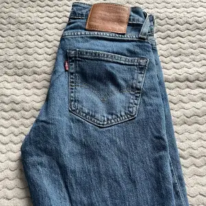 Helt oanvända w28 L30 levis jeans säljer pga för liten