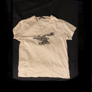 Vit t-shirt med örn på - Suepr cool t-shirt som är i storlek XL men skulle snarare säja den är M 