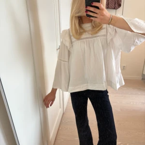 Blus med broderier och volanger - Supersöt blus med broderier och volanger från Zara, köpt för ganska länge sedan så finns inte kvar att köpa i butik och på hemsidan❤️ sparsamt använd och i gott skick 