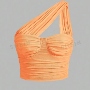 Topp - Jätte fin topp men tyvärr för liten, prislappen är kvar och helt oanvänd, skriv privat för flera bilder🧡.