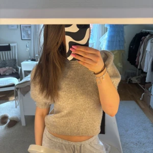 Trekvartsärmad tröja NAKD - Stickad trekvartsärmad stickad tröja från NAKD super bekväm och fin. Väldigt bra skick, kontakta via intresse eller köp😋