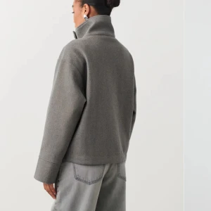 Grå kort kappa 🩶 - INTRESSEKOLL på min kappa från Gina då den inte längre kommer till användning. Använd men frf lika bra som ny 🩷