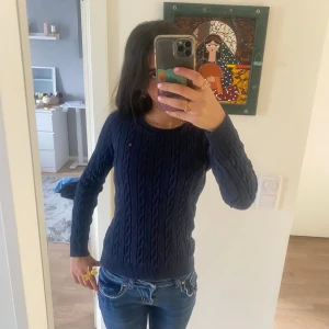 Stickad - En stickad tröja från tommy hilfiger as snygg!🥰😍