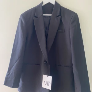 Oversized kavaj - Oversized kavaj från nakd i ”herr modell”. Aldrig använd o lapp kvar. Storlek 34 men passar 36 o 38 också då den är ganska stor. Kavajen säljs ej länre o kostar ordinarie 999