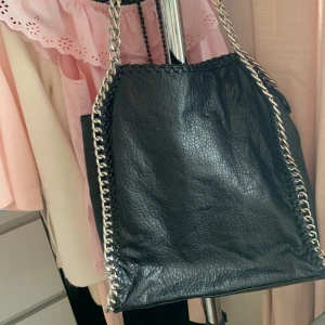 Äkta stor Tiamo väska  - Äkta stor svart Tiamo väska  Väskan är som ny, det är den stora modellen.  Supersnygg till sommaren 