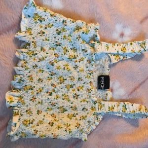 Ett blommigt linne - Ett blommigt linne med gula blommor💛🌻