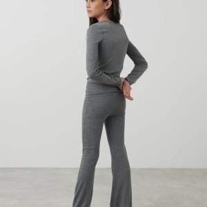Gråa yoga pants från Gina tricot! Super fina💗 säljer då de inte används :( Lite noppriga, annars inga degekter. Skriv för fler bilder🫶 går bra att klicka köp nu