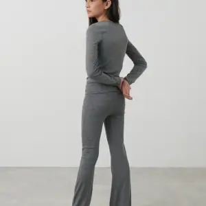 Gråa yoga pants från Gina tricot! Super fina💗 säljer då de inte används :( inga defekter. Skriv för fler bilder🫶 går bra att klicka köp nu