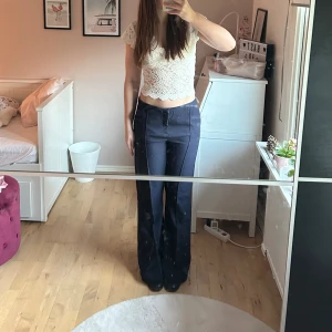 Mörkblå kostymbyxor  - Nya, helt oandvända kostymbyxor från Gina. Fin mörkblå färg och perfekta till klackar. Säljer för att de tyvärr är för stora för mig. Storlek 40☺️