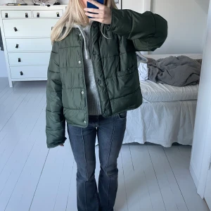 Vårjacka zara - Så fin tunnare dunjacka ifrån zara, perfekt nu till våren! Jättefint skick och inga tecken på användning. 