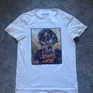 Limitato t-shirt ”school sucks” - Limitato t-shirt ”school sucks” fint skick storlek xs passar upp till s 