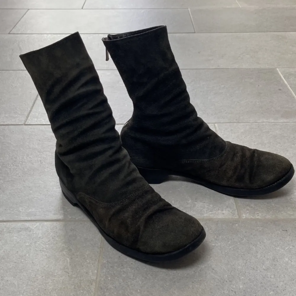 Guidi mocka backzip boots i en unik färg som är svår att fånga på bild. Skulle säga att färgen skiftar i svart, grönt, brunt. Skorna är i bra skick men har en liten lagning på ena dragskedjan. . Skor.