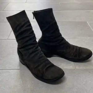 Guidi mocka backzip boots i en unik färg som är svår att fånga på bild. Skulle säga att färgen skiftar i svart, grönt, brunt. Skorna är i bra skick men har en liten lagning på ena dragskedjan. 
