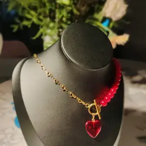 Jag presenterar för dig handgjorda halsband som är det perfekta komplementet till din styling.  Tack vare deras unika och delikata utseende betonar de skönhet och tillför charm.