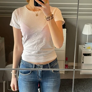 T-shirt  - Vit basic T-shirt. Säljer då jag har många t shirts💕 storlek 130 men jag har XS och passar mig, prefekt om man vill ha nått billigt!