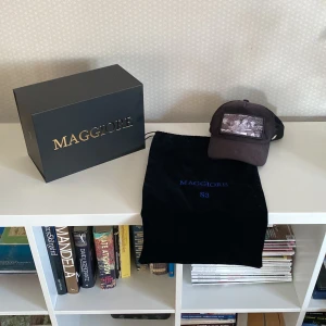 Maggiore keps svart  - En väldigt snygg och stilren maggiore keps som är perfekt till sommarn. Kepsen heter s3 c7. Box och dustbag följer med. Kepsen är använd men är fortfarande i bra skick. Nypris 550 kr mitt pris 250 kr. Priset kan diskuteras. 