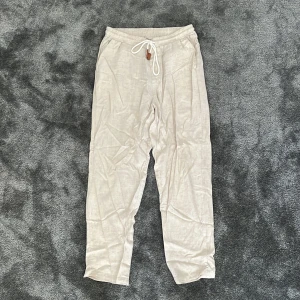 Linnebyxor - Säljer nu mina snygga linnebyxor då dem är för små, Skicket är 8/10. Nypris ca 380kr