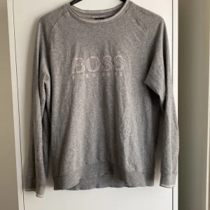 Hugo boss - Fett Hugo boss tröja💯 Skön och tunn riktigt stilren bästa tröjan till sommaren🍾🍾