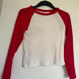 Tröja  - En fin ribbad tröja i bra skick. Väldigt bekväm och knappt använd. Är en xs men sitter som en s.