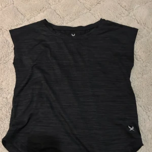 Tränings tröja  - Säljer denna fina tränings tröjan som tyvärr blivit för liten! Den är i jätte bra skick 