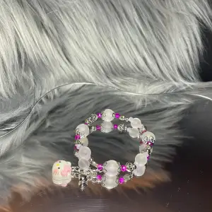 Handgjort armband på 15cm, 4st (8mm), 3st (6mm) moon beads (SUPERFINA)! Sedan små glittriga pärlor i lila och ljus rosa. Vid frågor kontakta mig annars ”köp nu” 💫✨
