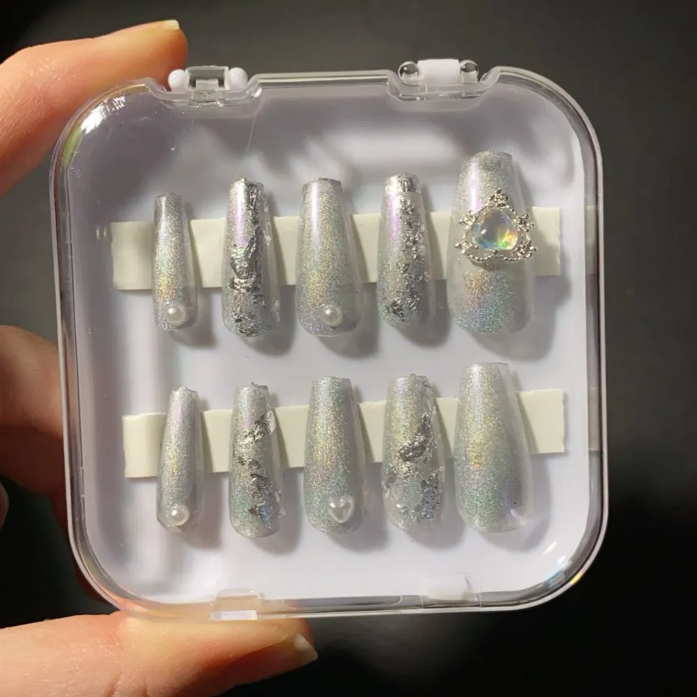 Handgjort press on nailset i silver chrome🤍 Naglarna har dubbelsidade gluetabs på insidan som man drar bort yttre lagret från, behövs inget lim.. Accessoarer.