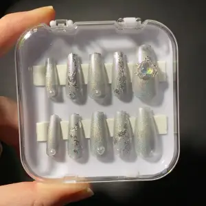 Handgjort press on nailset i silver chrome🤍 Naglarna har dubbelsidade gluetabs på insidan som man drar bort yttre lagret från, behövs inget lim.