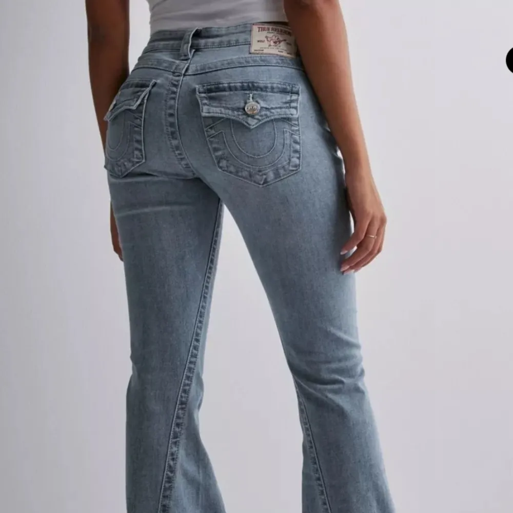 Skitsnygga jeans från truereligion som tyvärr inte kommer till användning längre Modell: Joey lowwaist  Slitage längst ner på benen (bild 4)❤️hör av er för frågor . Jeans & Byxor.