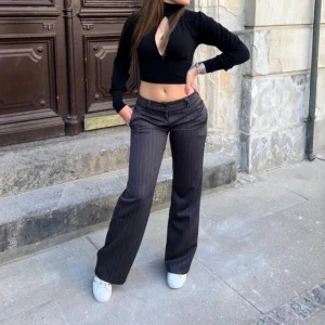 Kostymbyxor  - Säljer mina kostymbyxor från design by si pga de inte kommer till andvändning. Andvända en gång och i toppskick. Nypris 529kr