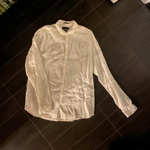 Linneskjorta Riley - Extremt bra skick! Som nyskick Nypris: 1000 kr Storlek: XXL (Passar för L-XL) 100% Linne